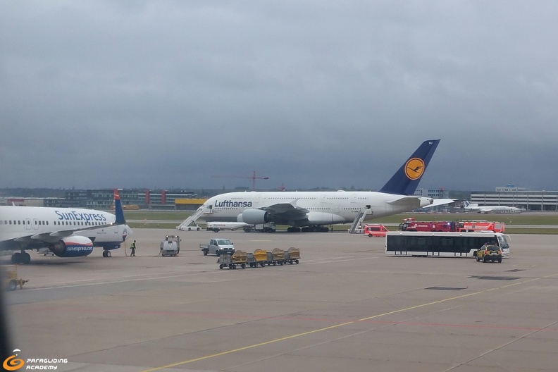 20171029 0843 Stuttgart - A380 Sicherheitslandung wg Sturmböen in Frankfurt